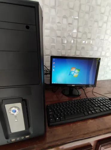 Computador + 2 monitores e teclados de brinde