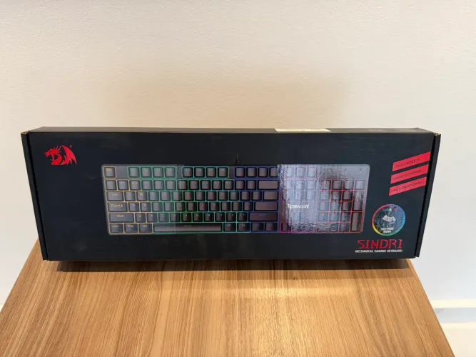 Teclado mecânico Gamer Redragon Sindri Rainbow switch marrom