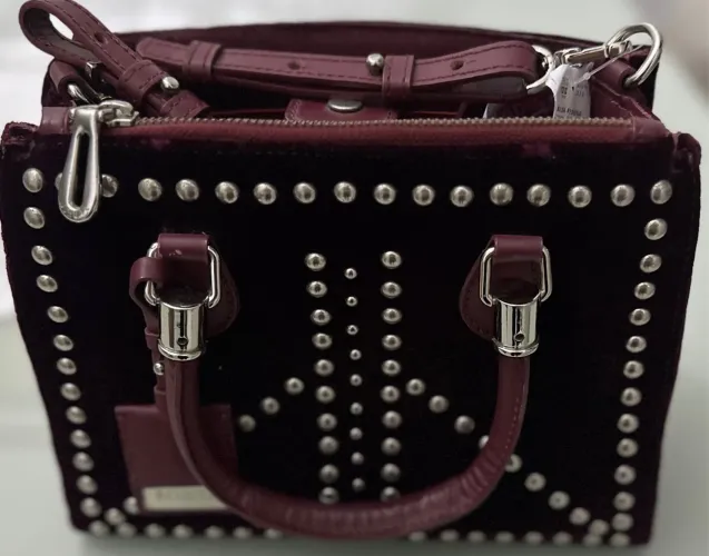 Bolsa Schutz de veludo vermelha