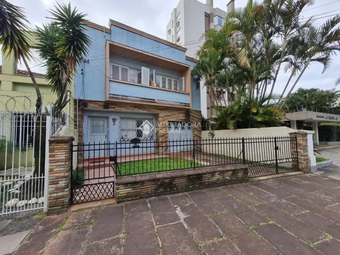 Bela Casa / Sobrado à venda no Bairro Floresta