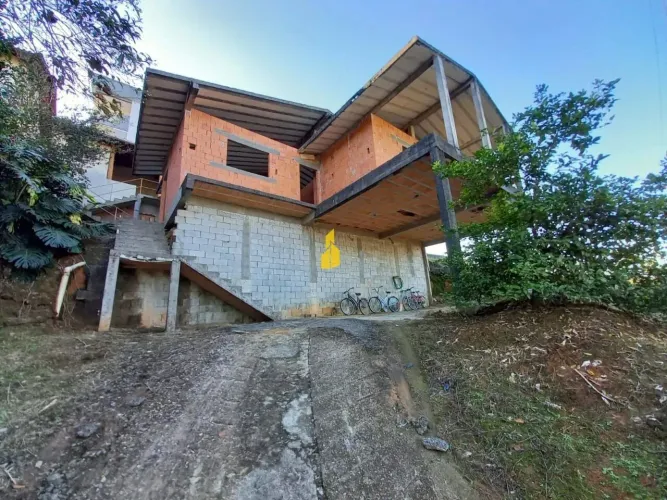 Casa inacabada no Bairro das Capitais em Timbó
