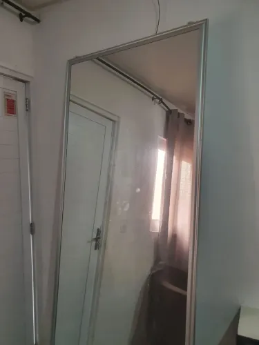 Espelho com moldura em alumínio
