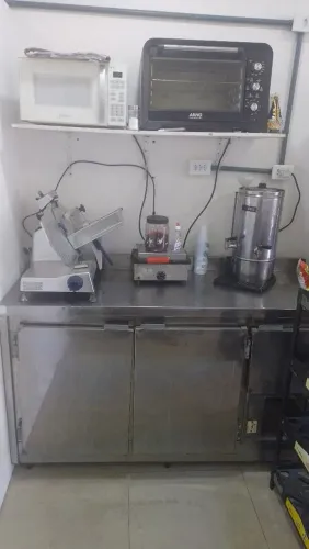 Sanduicheira, cafeteira, microondas e balcão de padaria