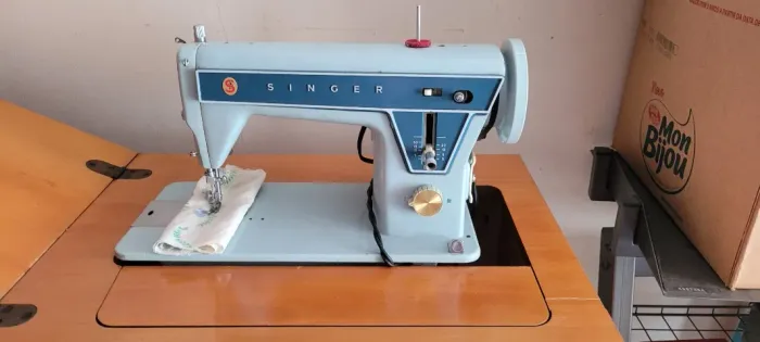 Máquina De Costura Retrô Singer 660 Azul Bebê Anos 70 Relíquia