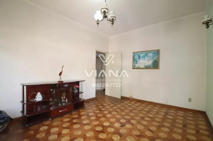 Casa à venda com 200m², 3 quartos e 5 vagas na Rua Jupiter