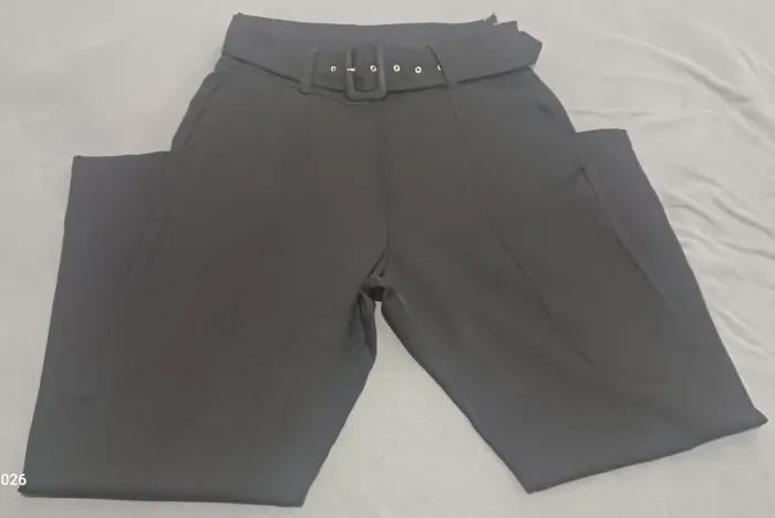 Calça social feminina cor preta tamanho P, com zíper na lateral e cinto usada em bom