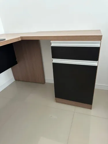 Escrivaninha com gaveteiro, ótimo estado. 