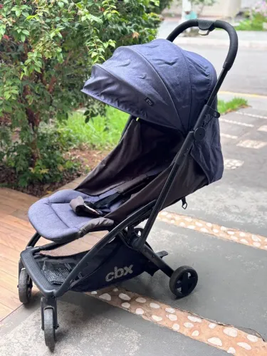 Carrinho de bebe com fechamento com uma mão