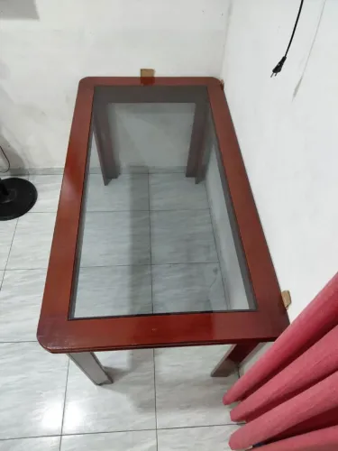 Mesa de madeira e vidro