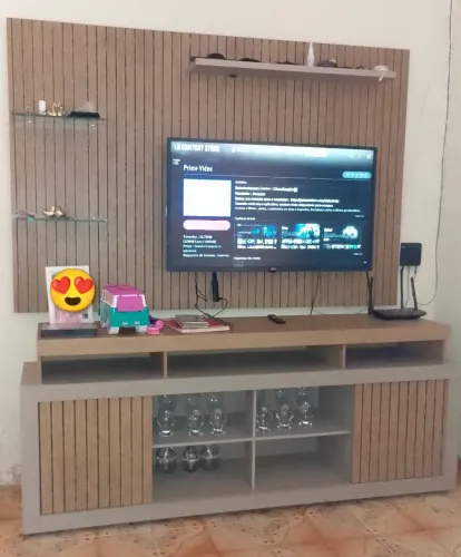 Rack com painel estilo ripado liso para tv de até "65" R$600,00(aceito negociação)