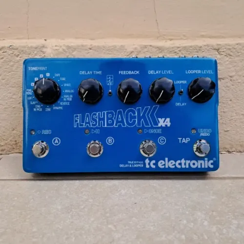 Pedal TC Electronic Flashback X4 Delay e Looper para Guitarra