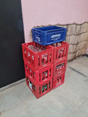 Lote de engradados com garrafas retornaveis de coca, sprite e fanta. Tudo Ks