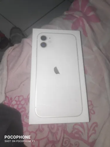Caixa de iPhone 11 e capinhas