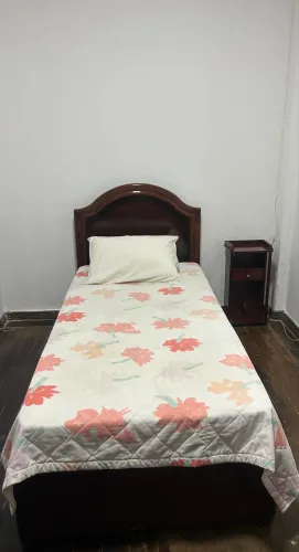 Cama de solteiro em madeira (1,98 x 0,88 cm)