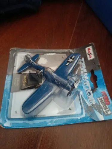 miniatura de avião F4U-1D Corsair da série Tailwinds da Maisto.