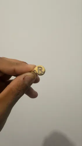Anel em ouro 18K com letra R cravejada