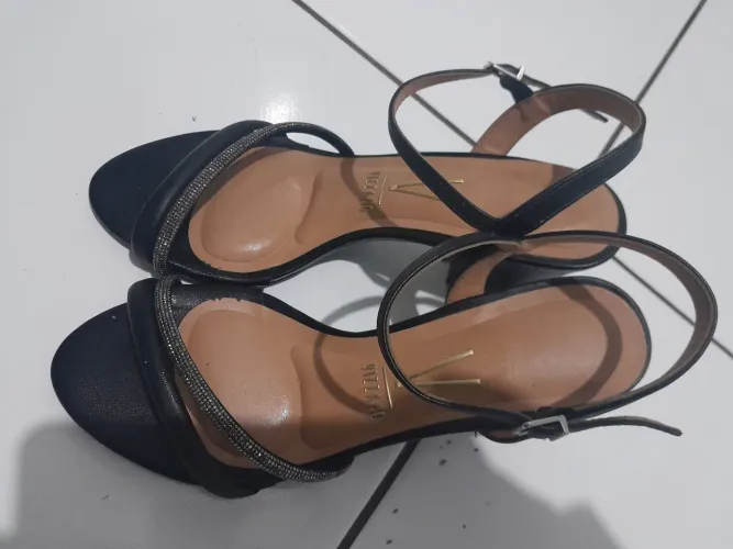 Vende-se sandalia marca vizzano única vês usada