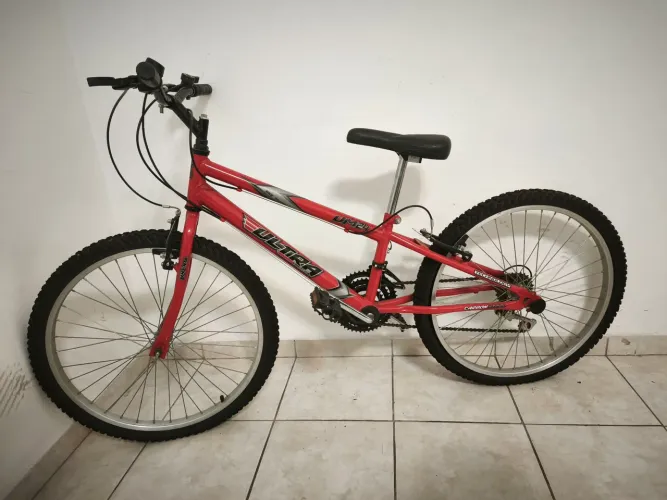 Ultra Bikes UM24 aro 24, quadro em aço carbono com câmbio de 18 marchas