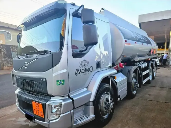 Volvo VM 330 Bitruck 2021 - Tanque - 76.000 kms - ÚNICO DONO