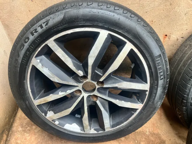 Roda com pneus aro 17 perfis médio