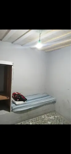Alugo quarto individual com banheiro compartilhado
