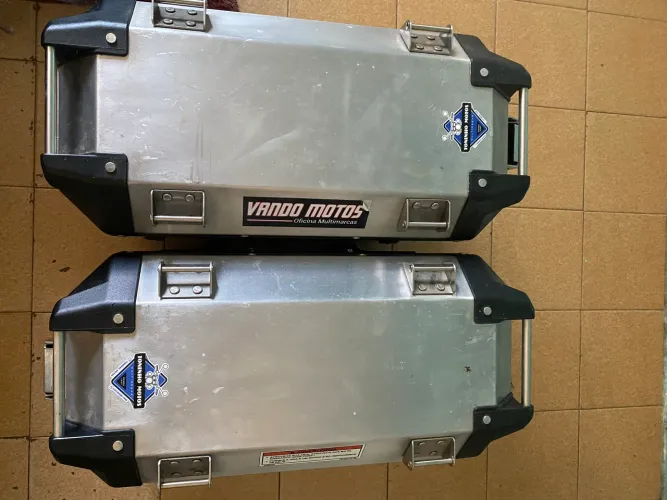 Vendo par de baús laterais de alumínio para motocicleta.
