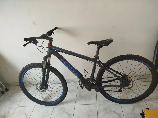 Vendo Bicicleta Shimano, pneus Pirelli em bom estado de conservação.Aro 29.