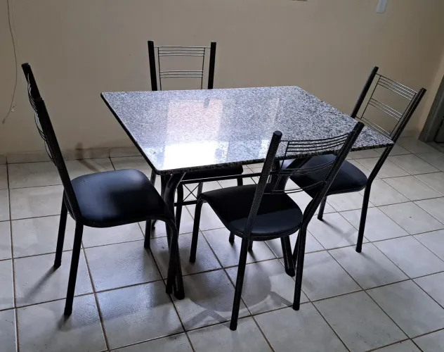 Mesa de mármore com 4 cadeiras