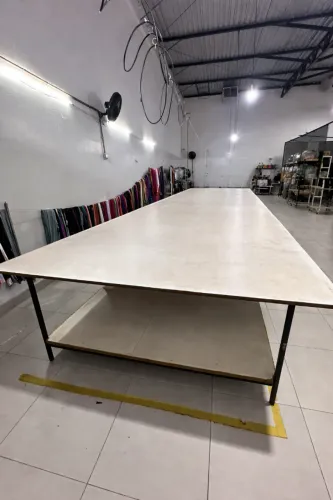 MESA DE CORTE NO METALON COM COMPARTIMENTO EM BAIXO