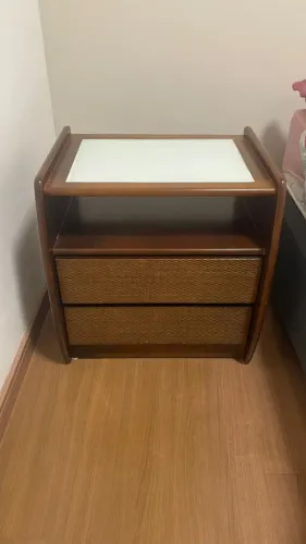 Mesa de cabeceira feita de madeira maciça 2 gavetas