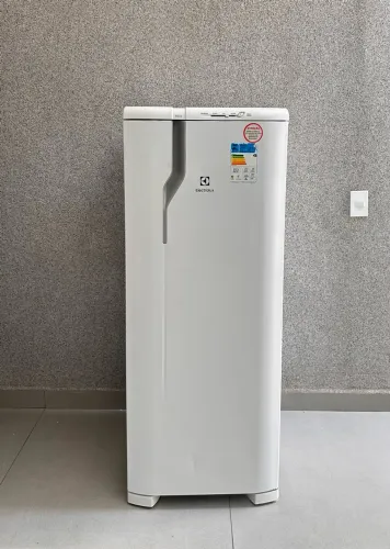 Geladeira Electrolux RE31 degelo automático está bem Nova