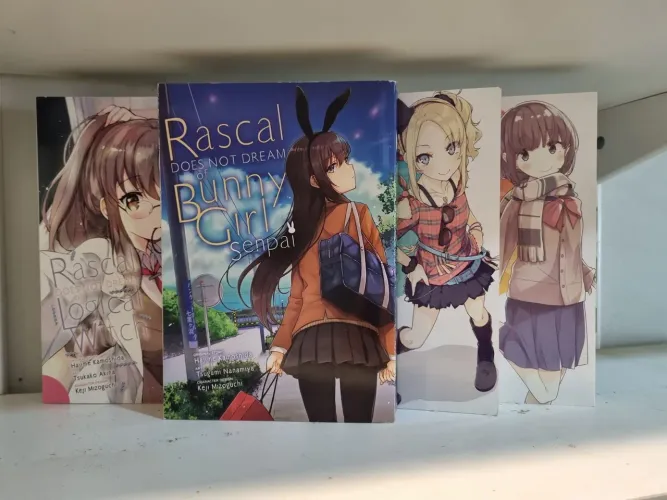 Coleção de mangá e novels Bunny Girl Senpai ( idioma inglês)
