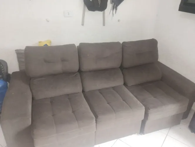 Estou vendendo esse sofá ele tem só lugares 200,00 leva ele