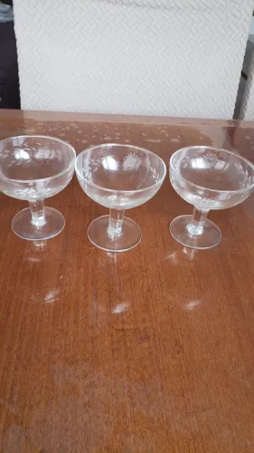 Três taças de champagne cristal vintage