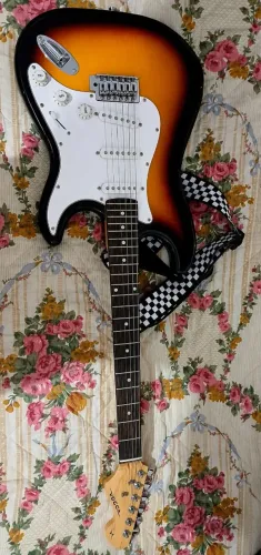 Guitarra Stratocaster(com cabo),amplificador HG 20(com cabo)nunca usados!!!