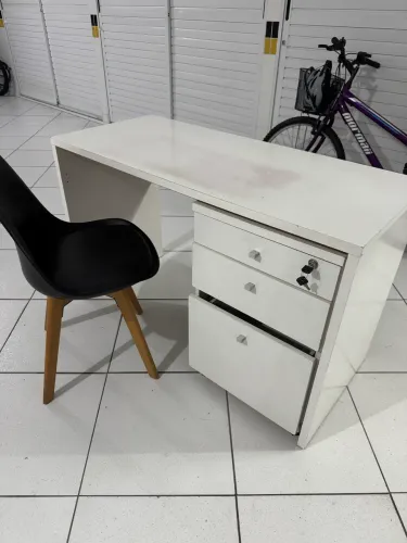 Mesa+cadeira+gaveteiro+luminaria