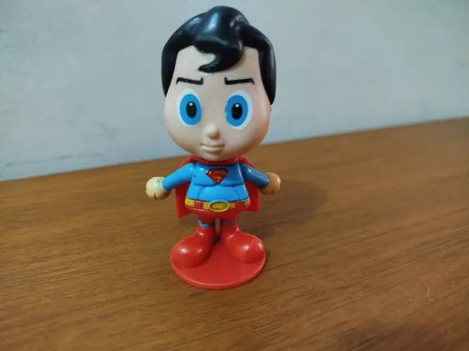 Boneco Superman miniatura colecionável.