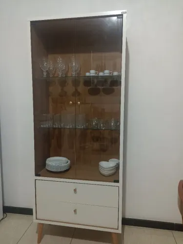 Cristaleira Off-White e Freijó com Portas de Vidro (Estilo Dalla Costa C717)