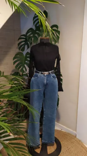 Calça jeans feminina reta e blusa em poá transparente Tam 36