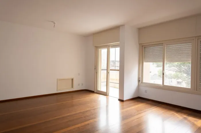 Apartamento amplo no Centro de Pelotas com três dormitórios, uma suíte, duas salas, sacada