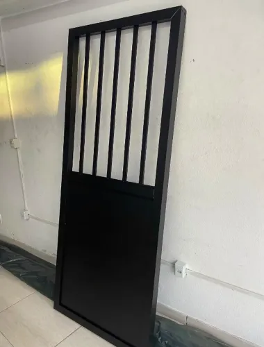 Portão de alumínio preto