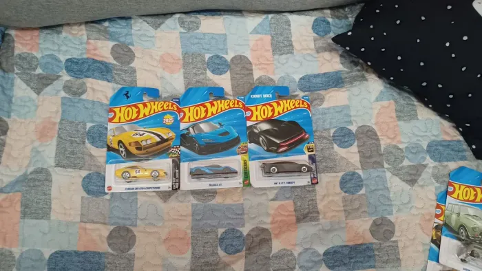 Kit com 3 Hotwheels ferrari 365 amarela, mclaren e knight rider