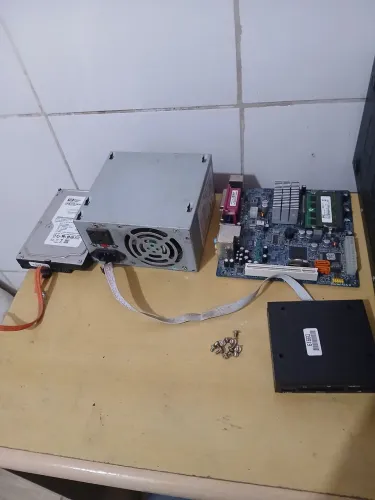 Gabinete antigo, retirada de peças. (Ideal para especialistas técnicos)