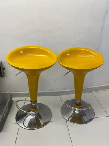 DUAS BANQUETAS ALTA ESTILO TULIPA COM REGULAGEM DE ALTURA