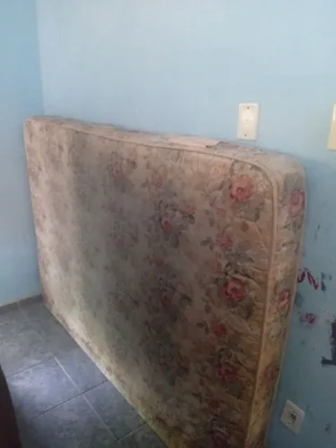 1 colchão soltei e 1 colchão casal