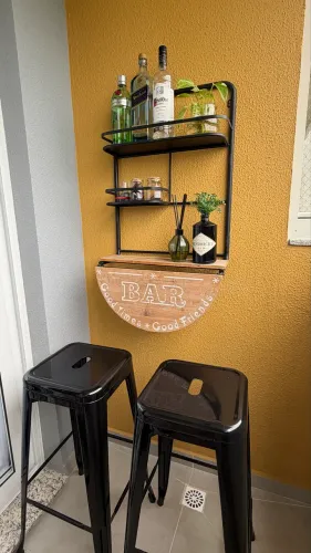 Prateleira bar com mesa e banquetas 