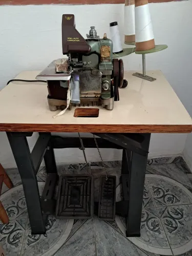 Overlock com bancada 