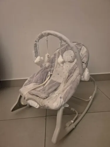 Cadeira de descanso para bebê com móbile