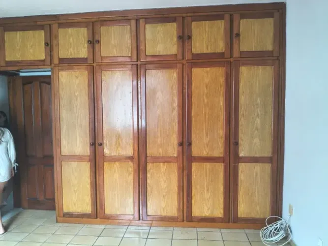Guarda Roupa em Madeira Maciça com Portas Laminadas
