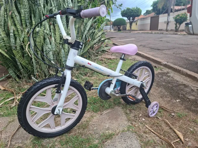 Bicicleta infantil aro 16 feminina com rodinhas revisada. 